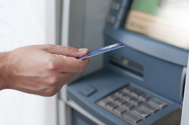 insercao manual de cartao atm na maquina bancaria para retirar dinheiro homens empresarios mao coloca cartao de credito em atm 1391 326