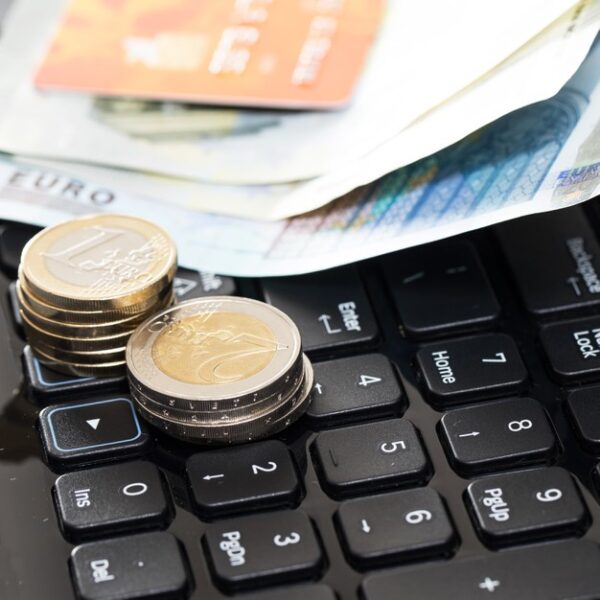 Empresas devem pagar primeira parcela do 13º salário nesta segunda-feira