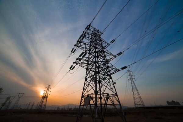 Projetos tentam suspender taxa extra na conta de luz em dezembro