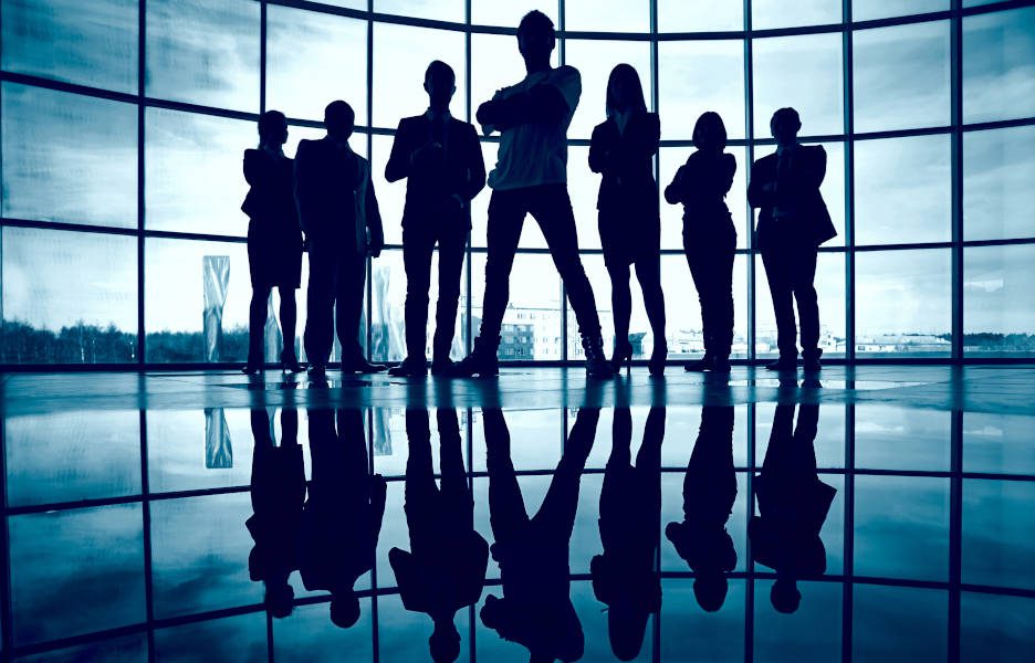 silhueta de empresarios com reflexo no piso freepik 2022 digital money informe