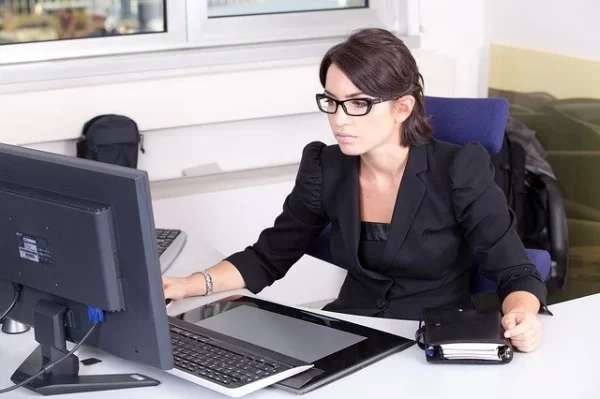 Diferença entre a remuneração de homens e mulheres à frente de empresas recua, mas ainda é expressiva